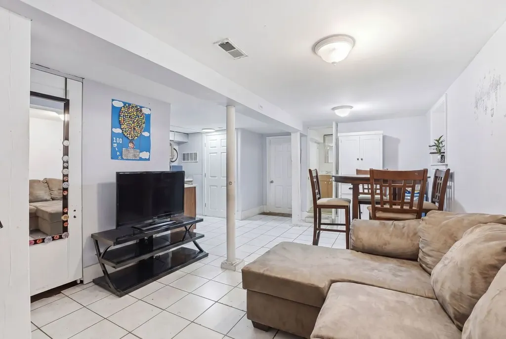 2915 North Dawson Avenue Chicago IL 60618