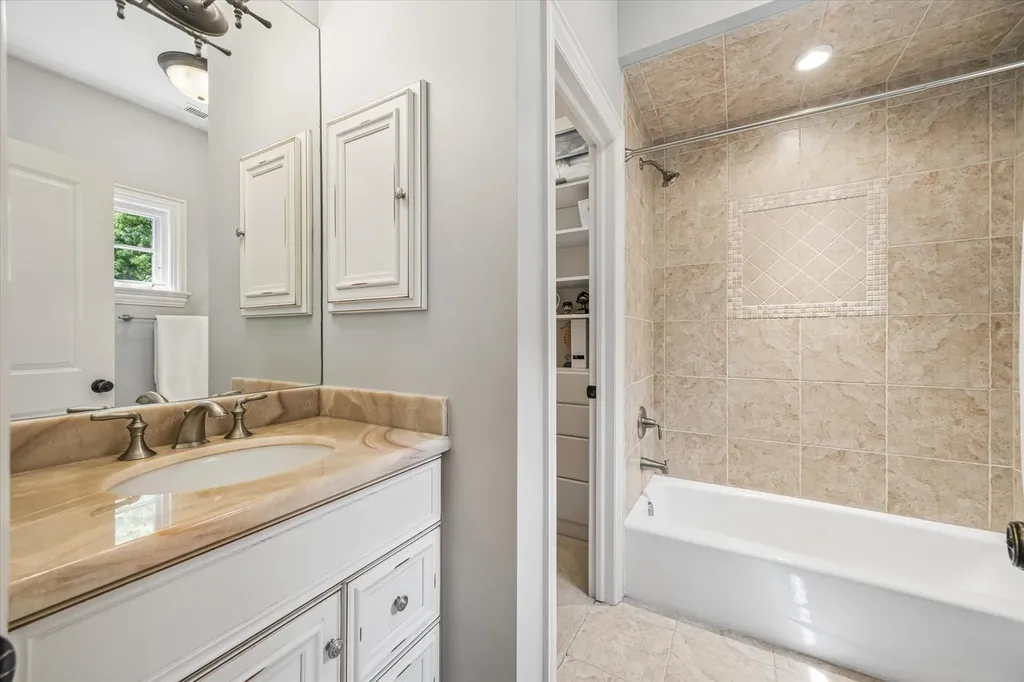 28 South Adams Street Hinsdale IL 60521
