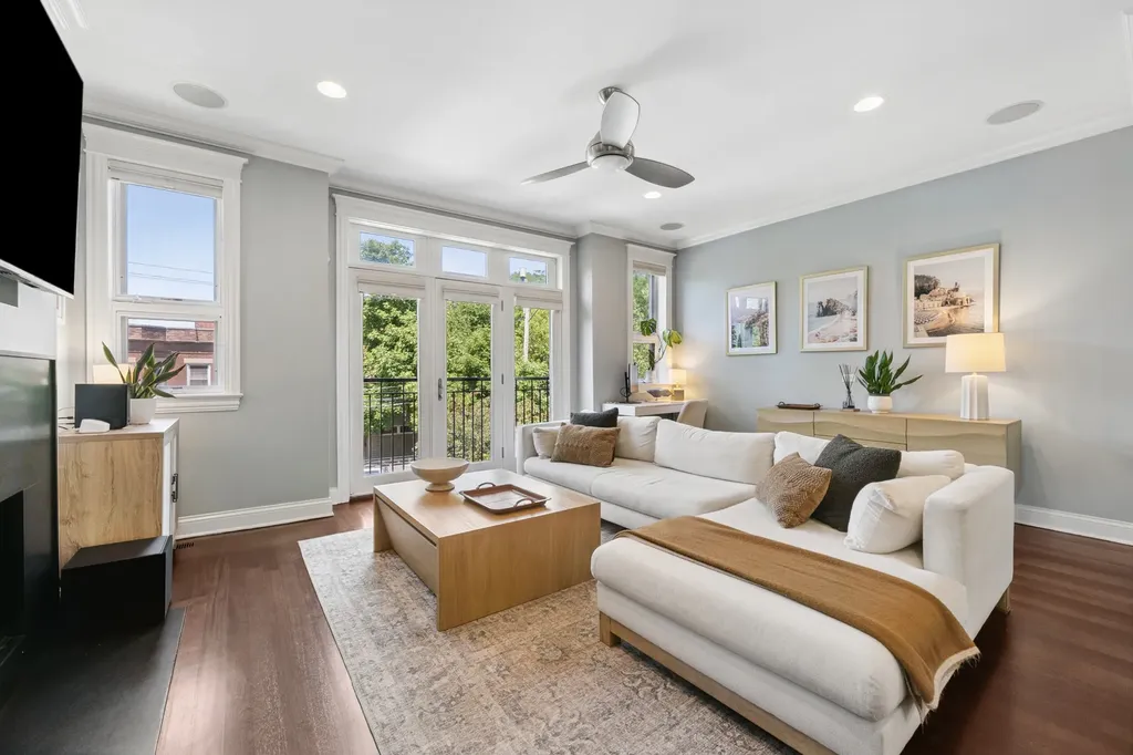 1039 West Grace Street Chicago IL 60613