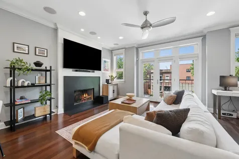 1039 West Grace Street Chicago IL 60613