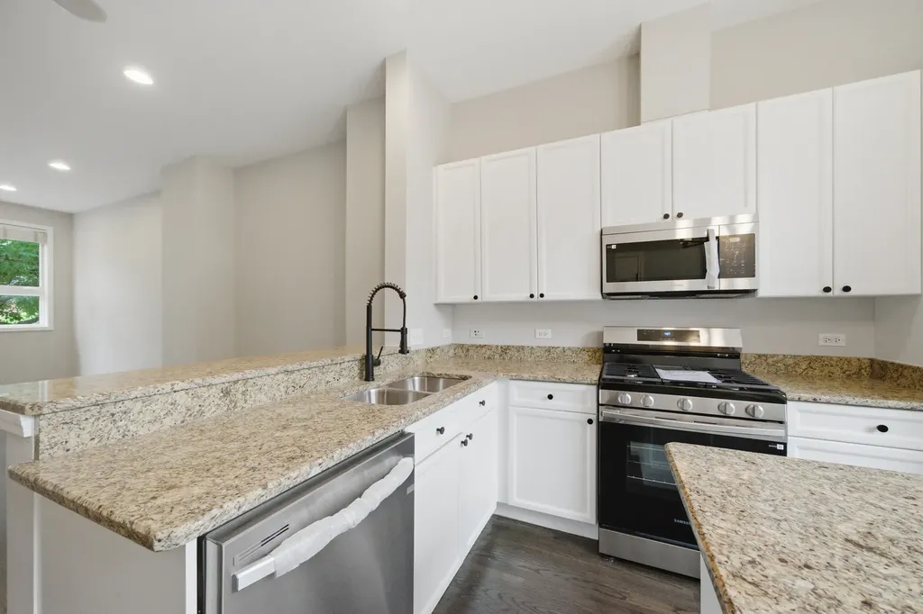 1225 North Sedgwick Street Chicago IL 60610