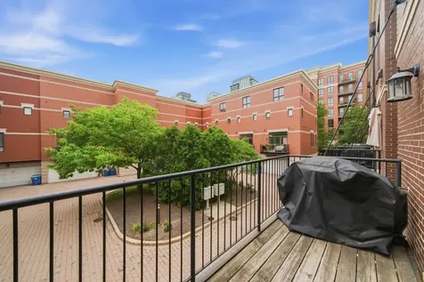 1225 North Sedgwick Street Chicago IL 60610