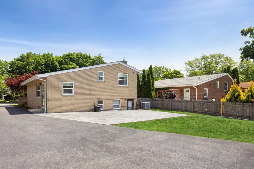 408 West Commonwealth Lane Elmhurst IL 60126
