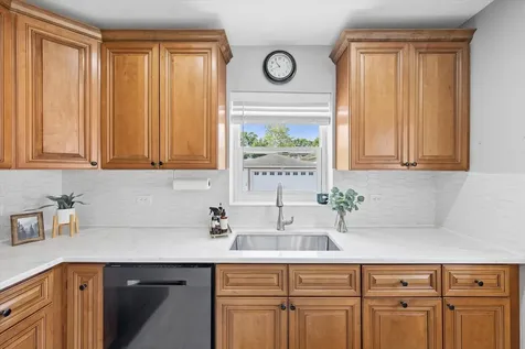 408 West Commonwealth Lane Elmhurst IL 60126