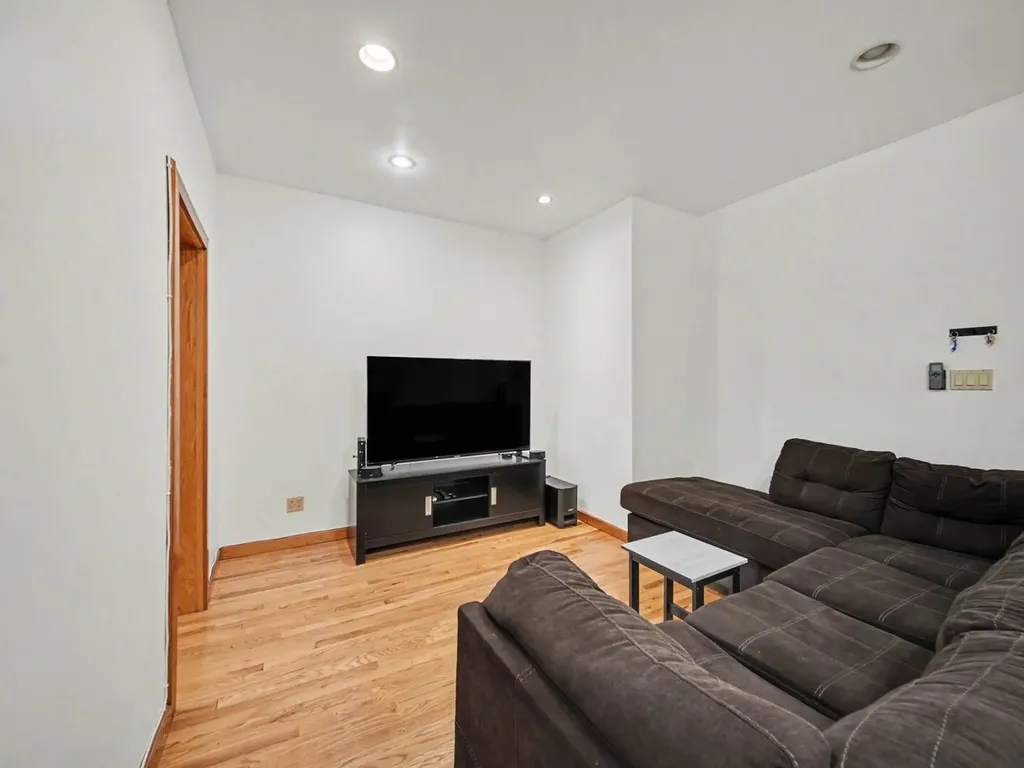 4749 North Dover Street Chicago IL 60640