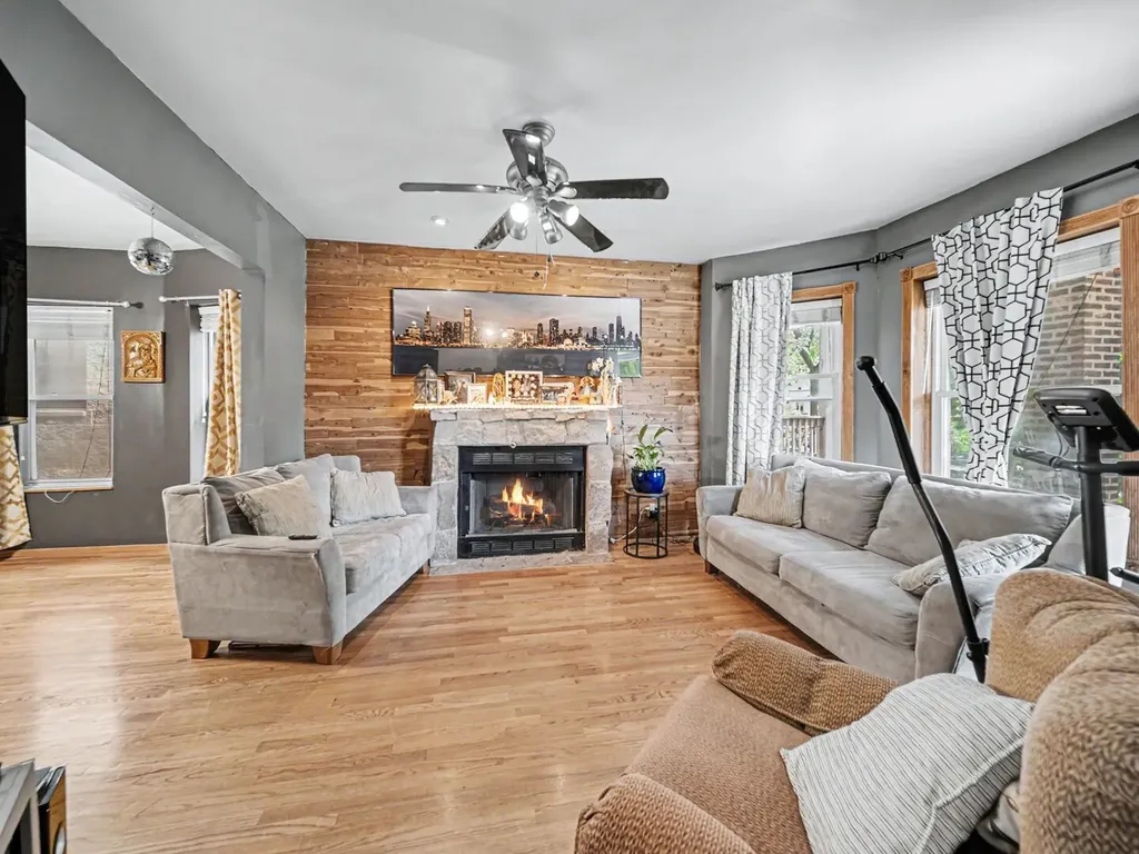 4749 North Dover Street Chicago IL 60640