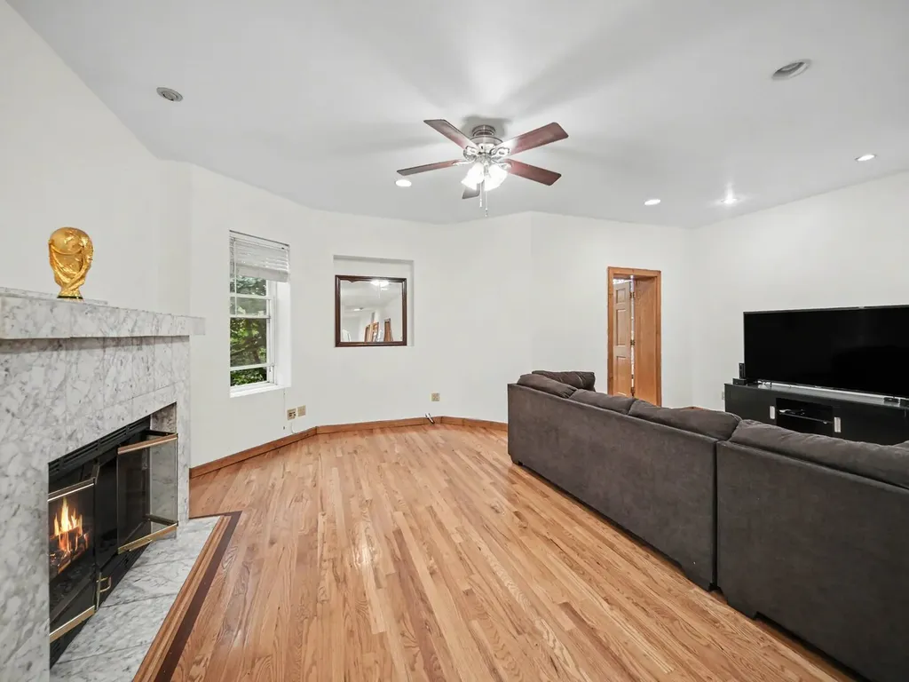 4749 North Dover Street Chicago IL 60640