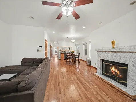 4749 North Dover Street Chicago IL 60640