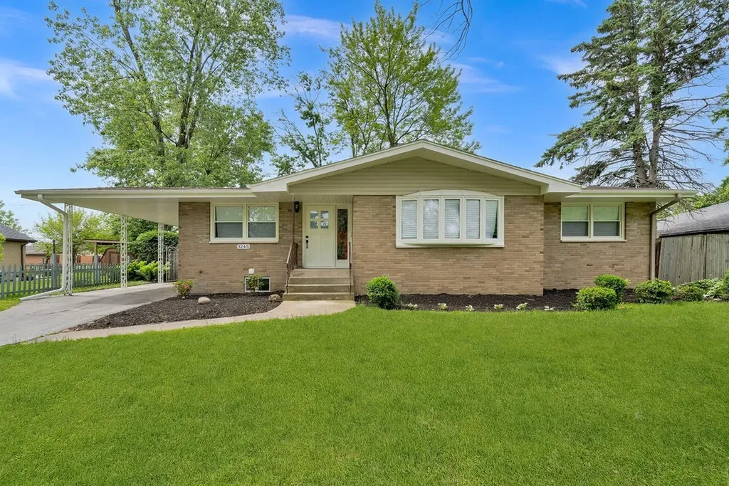3245 South Manor Drive Lansing IL 60438