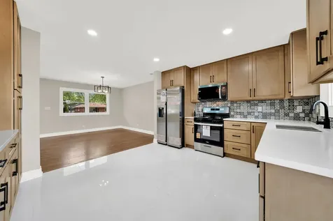 3245 South Manor Drive Lansing IL 60438