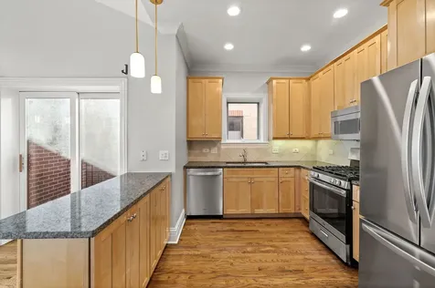 924 West Dakin Street Chicago IL 60613