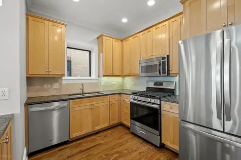 924 West Dakin Street Chicago IL 60613
