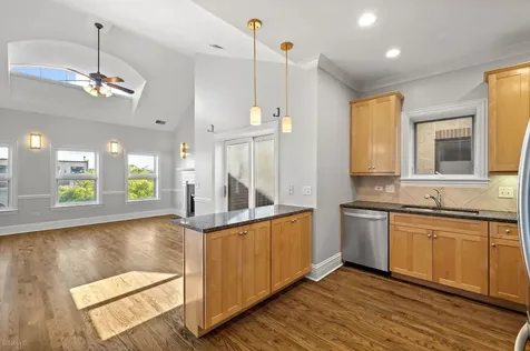 924 West Dakin Street Chicago IL 60613