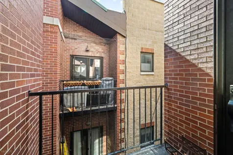 924 West Dakin Street Chicago IL 60613
