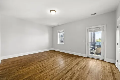 924 West Dakin Street Chicago IL 60613