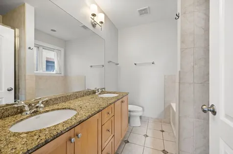 924 West Dakin Street Chicago IL 60613