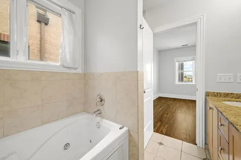 924 West Dakin Street Chicago IL 60613