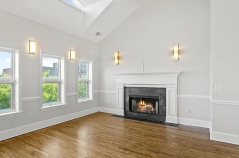 924 West Dakin Street Chicago IL 60613