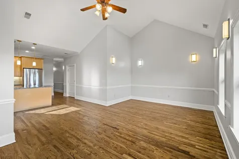 924 West Dakin Street Chicago IL 60613