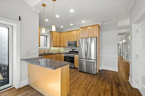 924 West Dakin Street Chicago IL 60613