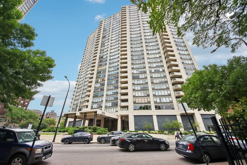 3930 North Pine Grove Avenue Chicago IL 60613