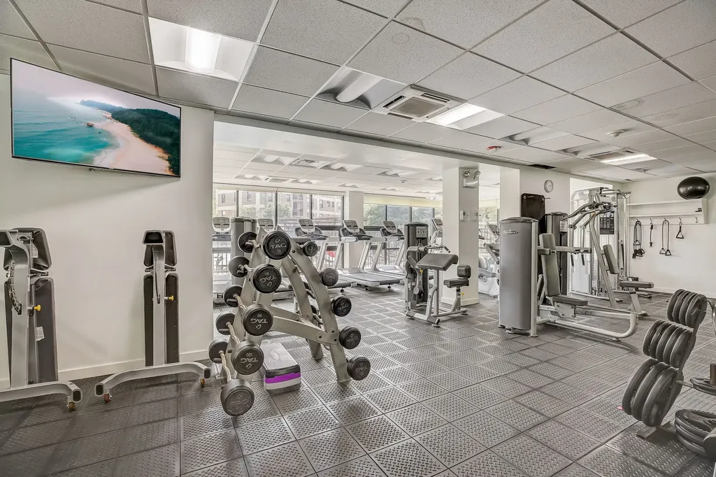 3930 North Pine Grove Avenue Chicago IL 60613