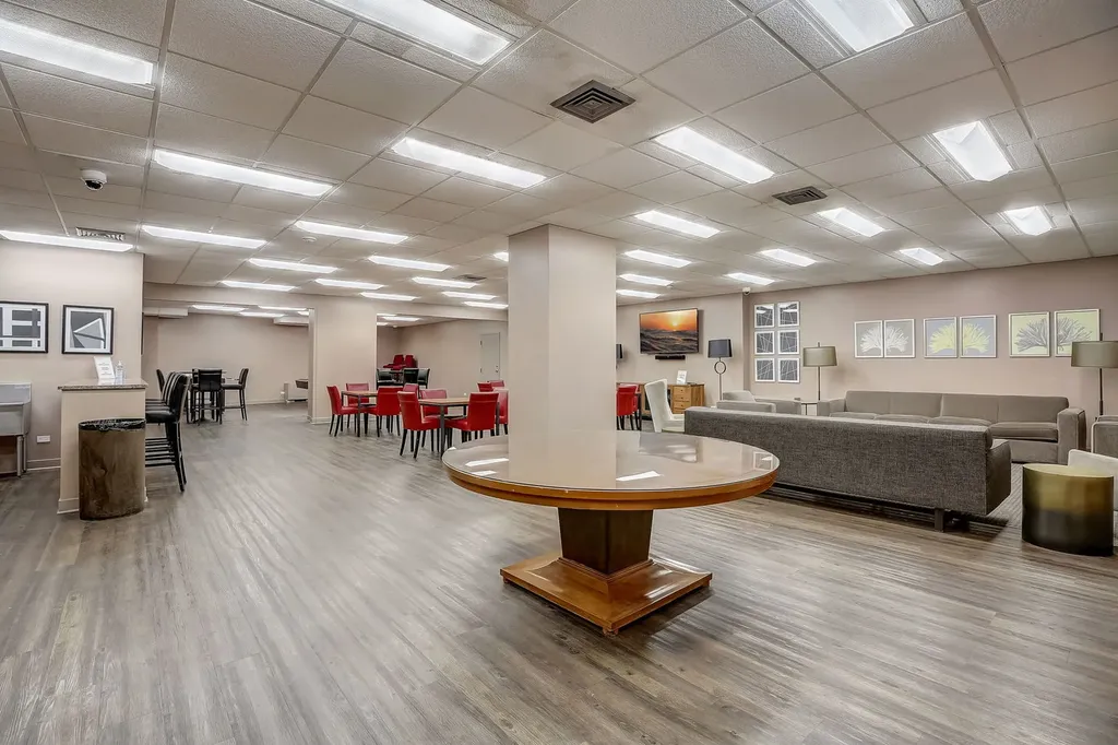 3930 North Pine Grove Avenue Chicago IL 60613