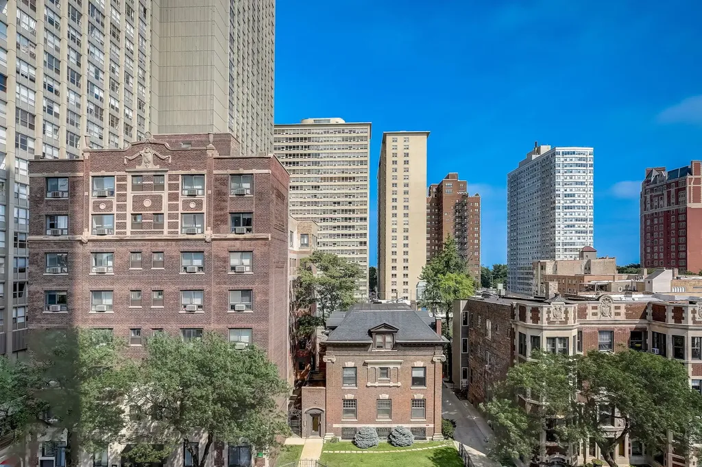 3930 North Pine Grove Avenue Chicago IL 60613