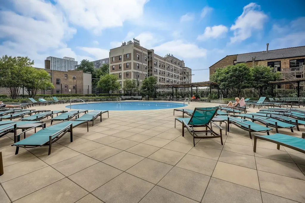 3930 North Pine Grove Avenue Chicago IL 60613