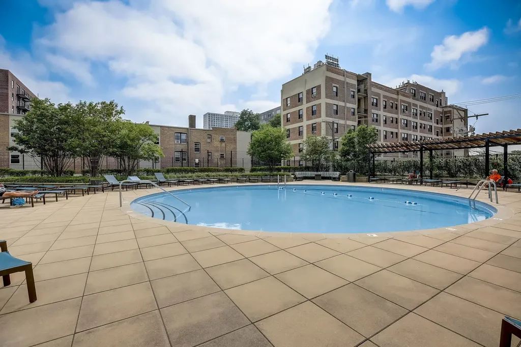 3930 North Pine Grove Avenue Chicago IL 60613