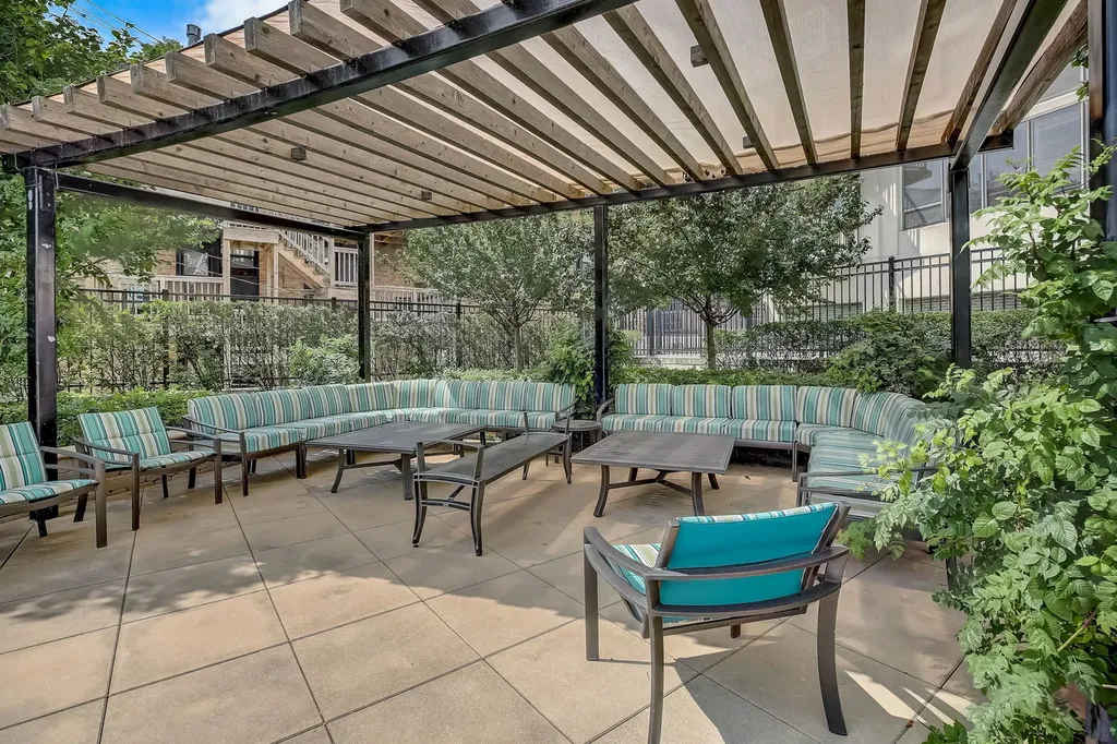 3930 North Pine Grove Avenue Chicago IL 60613