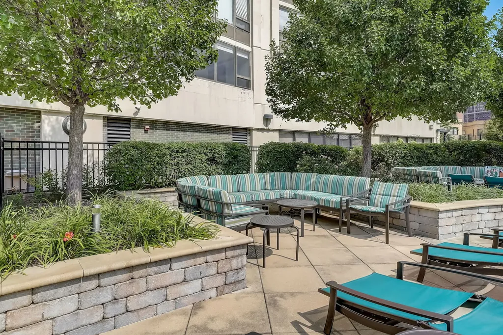 3930 North Pine Grove Avenue Chicago IL 60613