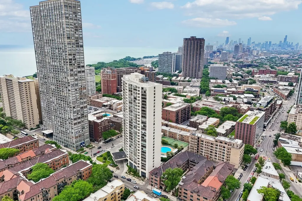 3930 North Pine Grove Avenue Chicago IL 60613