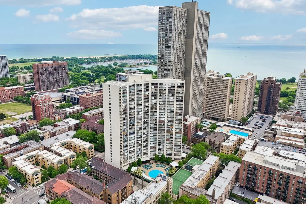 3930 North Pine Grove Avenue Chicago IL 60613