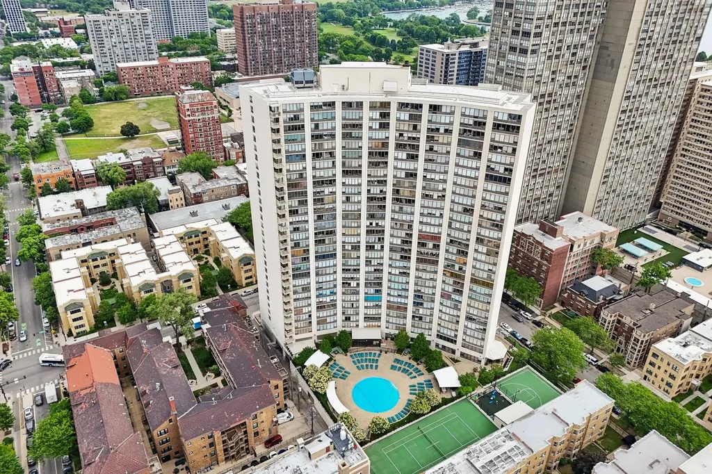 3930 North Pine Grove Avenue Chicago IL 60613