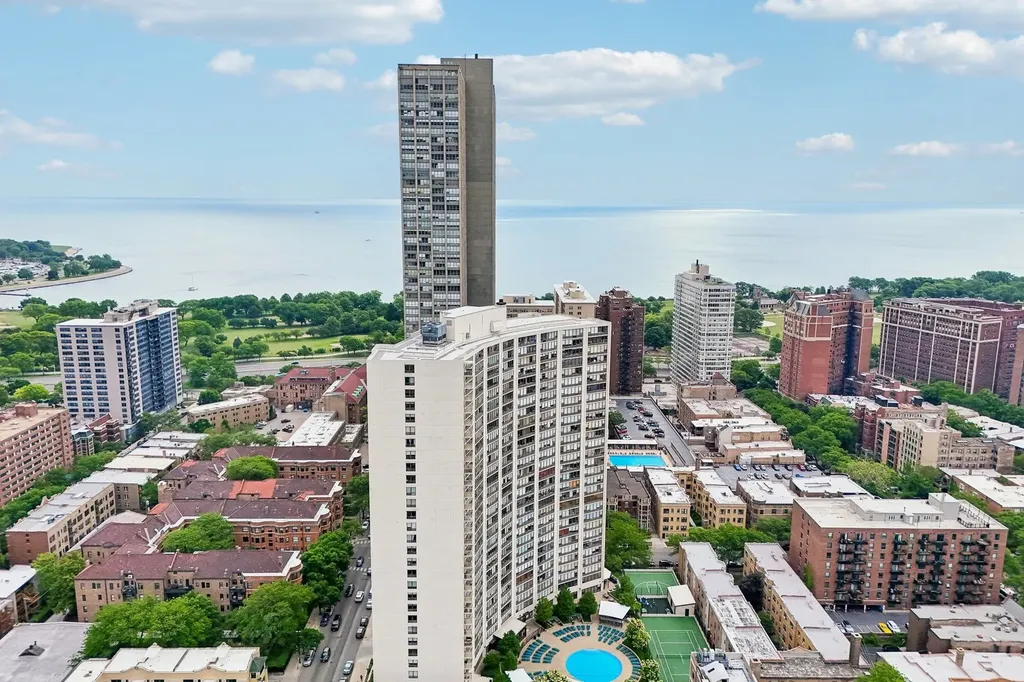 3930 North Pine Grove Avenue Chicago IL 60613