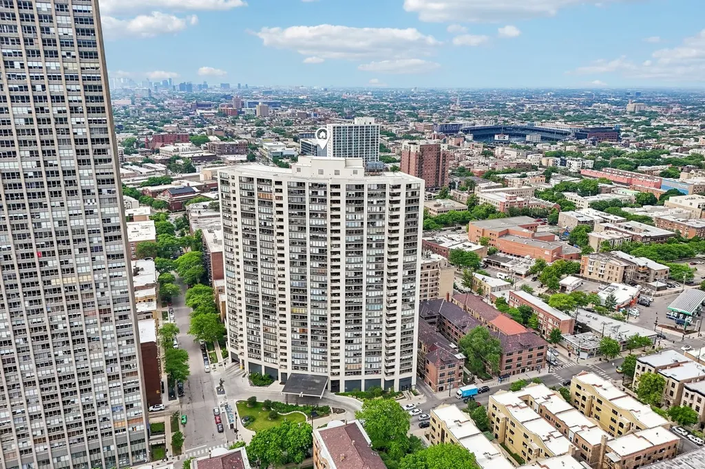 3930 North Pine Grove Avenue Chicago IL 60613