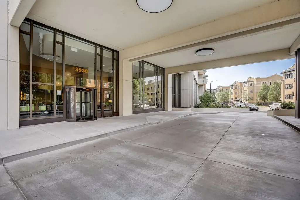3930 North Pine Grove Avenue Chicago IL 60613