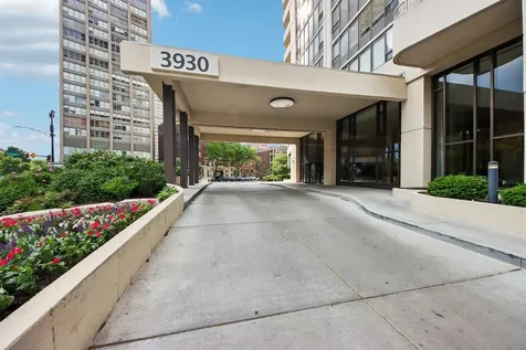 3930 North Pine Grove Avenue Chicago IL 60613