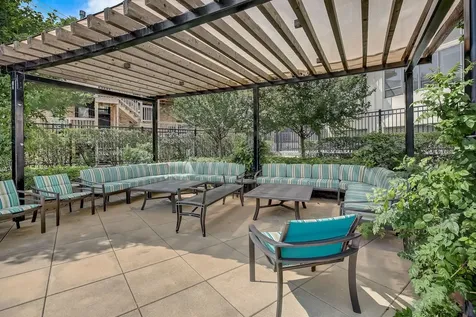 3930 North Pine Grove Avenue Chicago IL 60613
