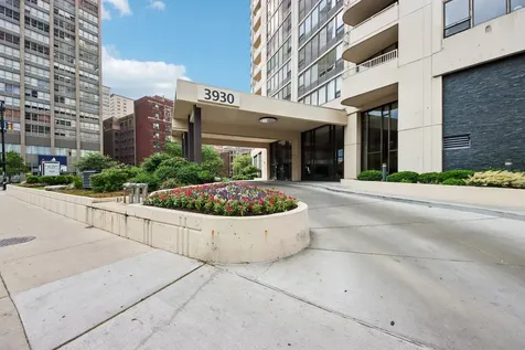 3930 North Pine Grove Avenue Chicago IL 60613