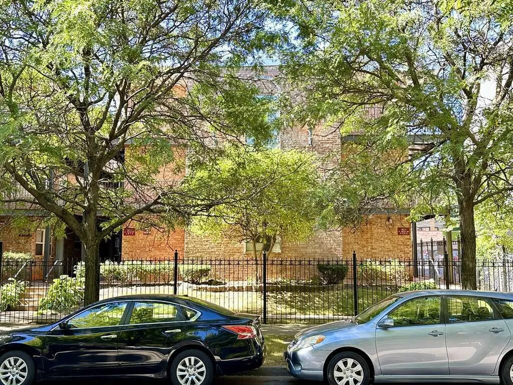 4616 North Beacon Street Chicago IL 60640