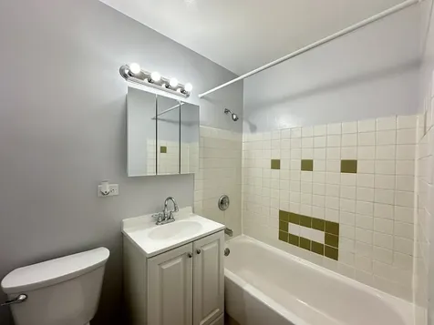 4616 North Beacon Street Chicago IL 60640