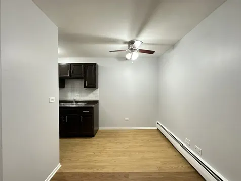 4616 North Beacon Street Chicago IL 60640