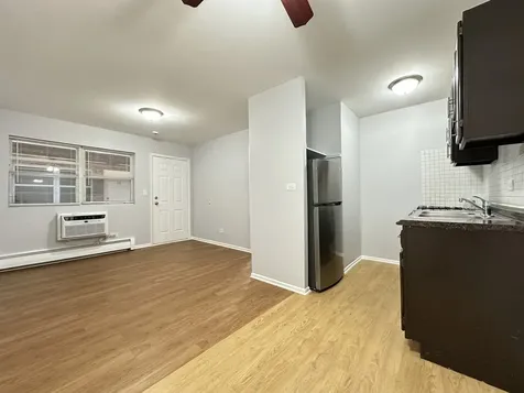 4616 North Beacon Street Chicago IL 60640