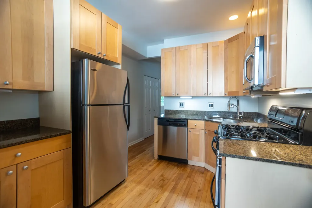 6829 North Greenview Avenue Chicago IL 60626