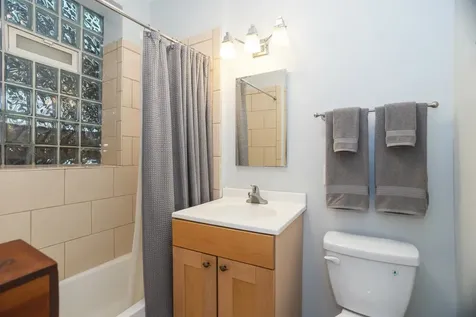 6829 North Greenview Avenue Chicago IL 60626