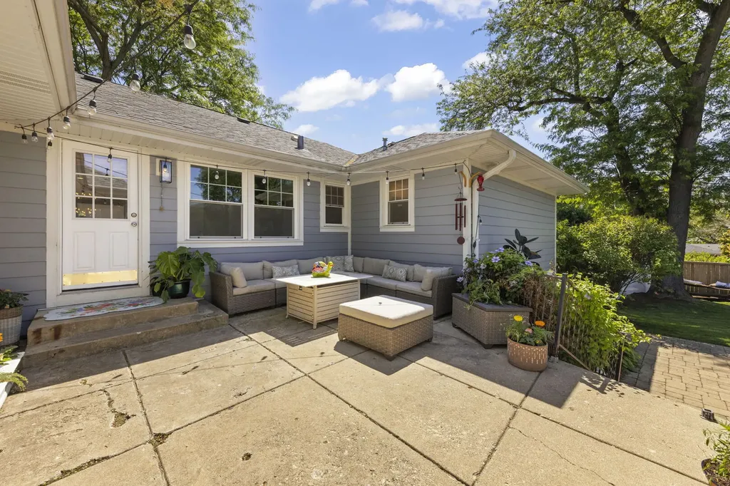 226 Woodstock Avenue Glen Ellyn IL 60137