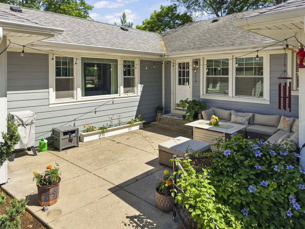 226 Woodstock Avenue Glen Ellyn IL 60137