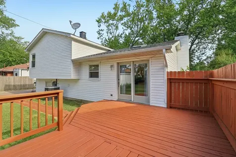 1913 Burr Oak Lane Lindenhurst IL 60046